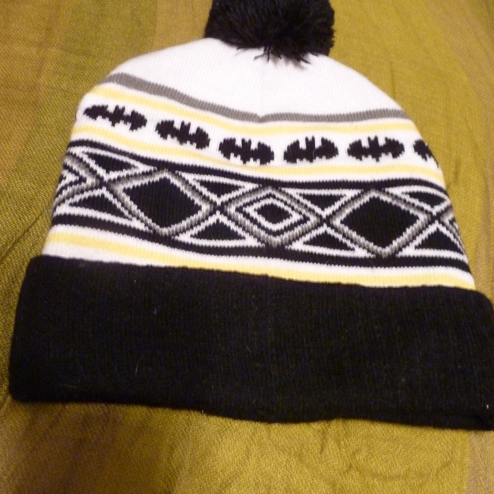 Batman DC Comics Ladies Winter Hat  Bennie with Pom - Picture 2 of 8